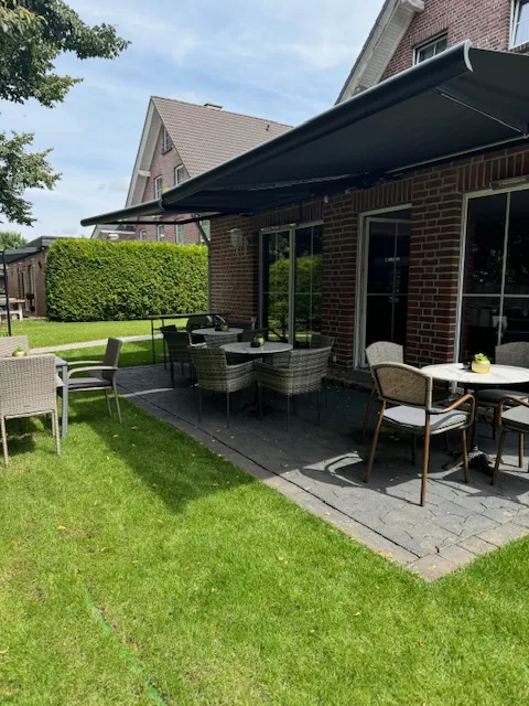 Garten und Terrasse des Duo Café